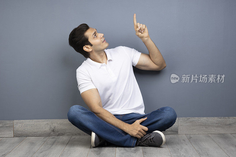 男人盘腿坐在地板上的stock photo